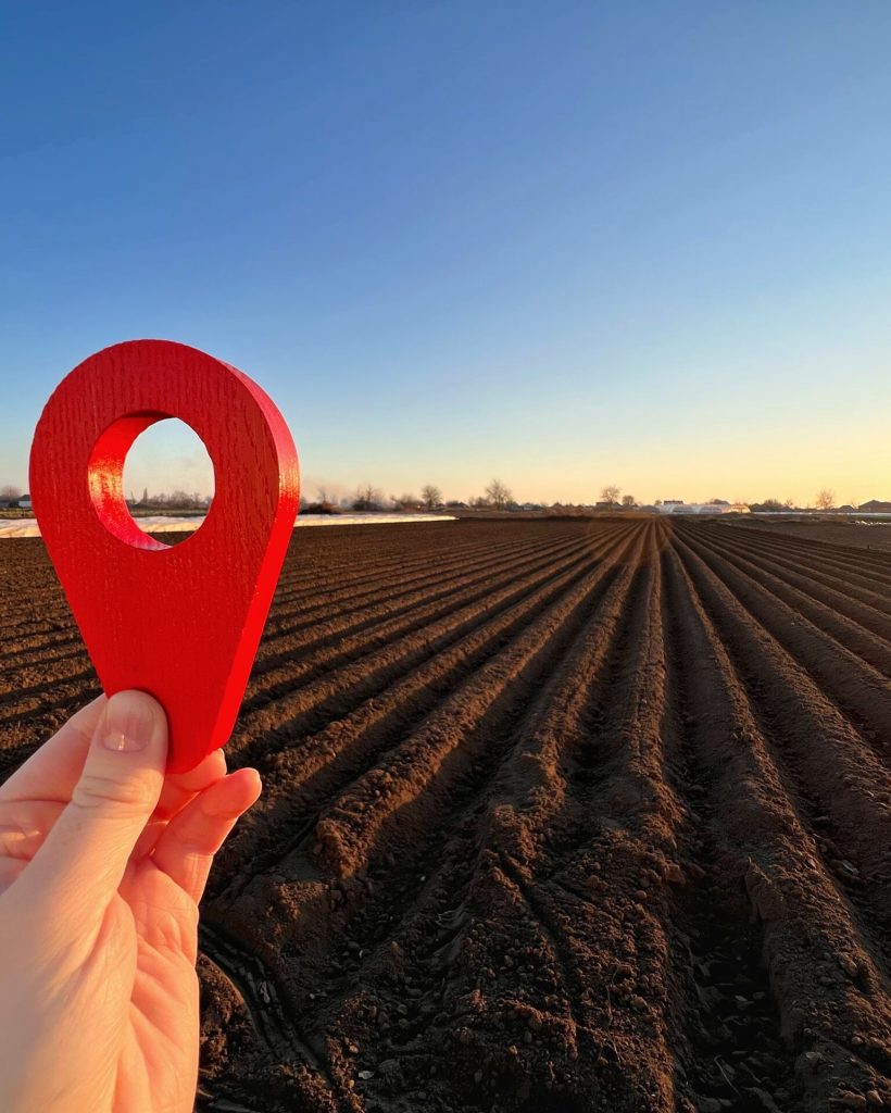red-location-pin-on-farm-field-2025-03-18-19-22-09-utc